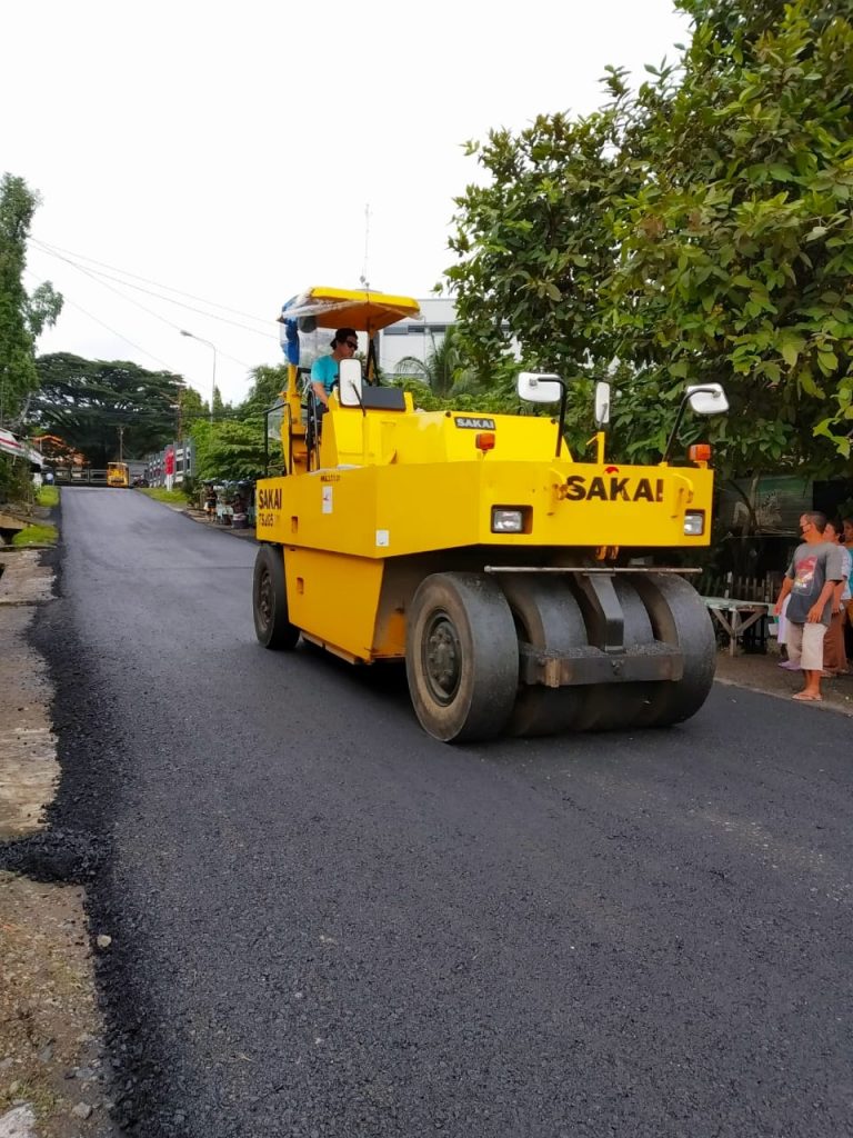 Tunjukkan Kontribusi nyata, PTBA Aspal Jalan di Tanjung Enim