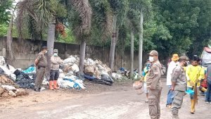 Sat Pol PP Tertibkan Pengepul di TPA Sukawinatan