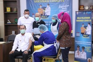Harnojoyo Lakukan Vaksinasi dengan dr Suhendri