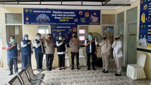 Kabid Dokkes Polda Sumsel Melaksanakan Vaksinasi Nakes Mapolda Sumsel