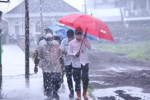 Ratu Dewa Trobos Hujan Deras dan Angin Kencang Tinjau Jembatan Kropos