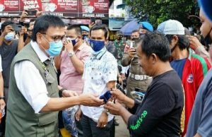 Sekda Sumsel Tebar 10 Ribu Masker di Pasar KM 5
