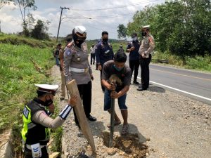 Himbau Pengendara, Satlantas Polres Muba Pasang Spanduk Ditikungan Harmoko