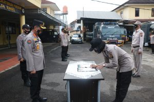 Kabid Humas Polda Sumsel melaksanakan Pengambilan Sumpah dan Penandatanganan BA Sumpah Personil Bidang Humas Polda Sumsel
