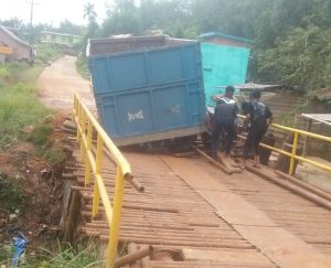 Alami rusak parah, Jembatan Dusun 4 Rantau Kasih Terancam Ambruk