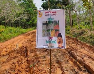Warga Desa Tanjung Keputran Muba suarakan aspirasi, Spanduk “Jalan Sedang diperbaiki, tapi Bohong” Viral