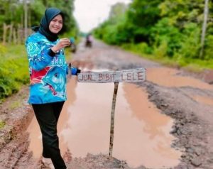 Sampaikan Aspirasi, Wanita Ini Berswafoto di Lokasi Jalan Rusak