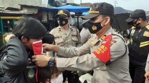 Minimalisir Penyebaran Covid-19, Polsek Kertapati Bagi 200 Masker