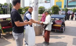 Program Makan Siang Gratis dari Prabowo-Gibran! Ratusan Warga Palembang Antusias Nikmati Hidangan Bergizi dari Satres Narkoba Palembang