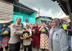 Jumat Berkah! Polda Sumsel Gelar Aksi Sosial di Daerah Kumuh, Warga Terharu