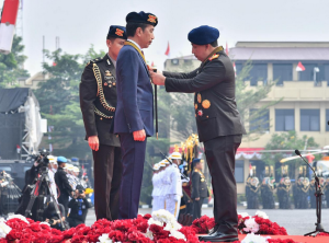 Resmi! Jokowi Dianugerahi Medali Kehormatan dan Jadi Warga Kehormatan Brimob, Ini Alasannya!