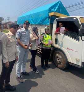 Satlantas Polres Ogan Ilir Bersatu! Teguran dan Tilang Massal Kendaraan di Simpang Tugu Polwan