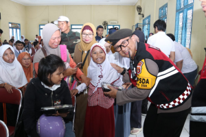 Polda Sumsel Berbagi Kebahagiaan : Ratusan Siswa Berkebutuhan Khusus Disuguhi Makan Siang Gratis!