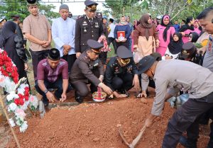 Duka di Polres OKU Timur, Kapolres Pimpin Langsung Pemakaman AKP Dwi Hendro Saputro
