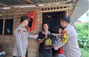 Biro SDM Polda Sumsel Gelar Jumat Berkah, Begini Suasana Haru di Slum Area