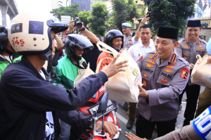 Kapolri Listyo Sigit Prabowo Bagikan 1.000 Takjil, Pengemudi Ojek Terharu!