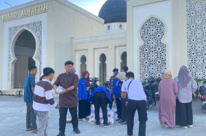 Bawa Sembako, Makanan, dan Pakaian : KOPRI PMII Palembang Berbagi Cinta di Hari Jumat