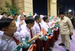 Hangat dan Penuh Cinta, Siswa SIJ Sambut Kedatangan Presiden Prabowo di Jeddah!