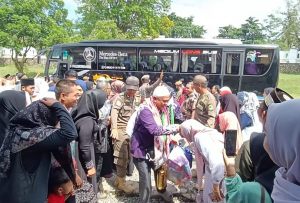Harum Tanah Suci Dibawa Pulang : 32 Jamaah Haji Asal PALI Kembali Penuh Haru