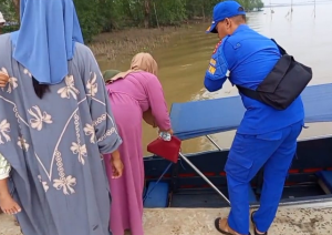 Ambulance Apung Polairud Selamatkan Nyawa Lansia dan Ibu Hamil dari Desa Upang