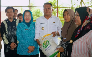 10.056 Warga Prabumulih Dapat Beras Gratis! Ini Kata Wali Kota Arlan di Lapangan Desa Jungai