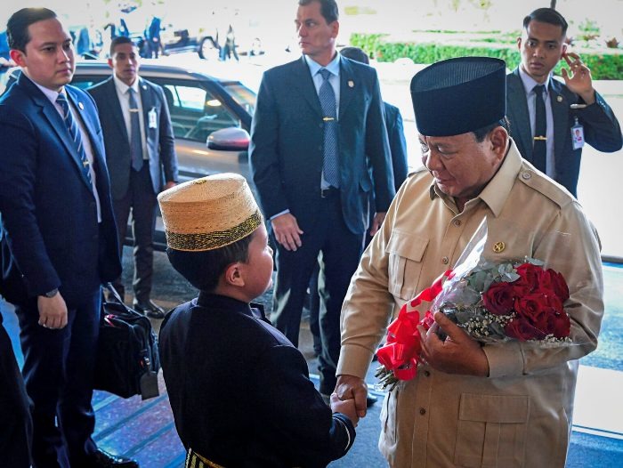 Momen Haru Saat Anak Berbaju Adat Bugis Serahkan Bunga ke Presiden Prabowo di Brasil!