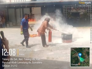 70 Ibu Rumah Tangga di PALI Dilatih Padamkan Api! Ini Teknik Rahasia Damkar