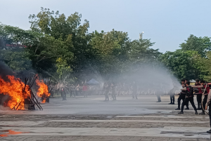Tanggap Darurat Karhutla! Polda Sumsel Kirim Ratusan Personel ke Jakabaring untuk Latihan Pemadaman Api