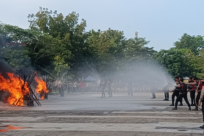 Tanggap Darurat Karhutla! Polda Sumsel Kirim Ratusan Personel ke Jakabaring untuk Latihan Pemadaman Api