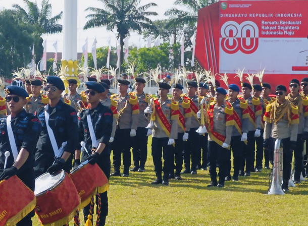 Spektakuler! Marching Band Athidira Wirabhakti Polda Sumsel Pukau Gubernur Herman Deru di Griya Agung