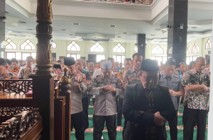 Polda Sumsel Gelar Salat Gaib untuk Driver Ojol Korban Rantis Brimob, Suasana Haru Menyelimuti Masjid