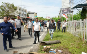 Tinjau Drainase di Jalan Sudirman, Wali Kota Arlan Siap Bongkar Lapak Penghalang Air