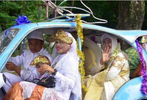 Meriah! 44 Pasang Pengantin Nikah Massal di Palembang Diarak Naik Odong-Odong