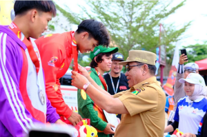 Tangis Haru di Podium! Bupati Toha Serahkan Medali Emas untuk Atlet Panjat Tebing Muba