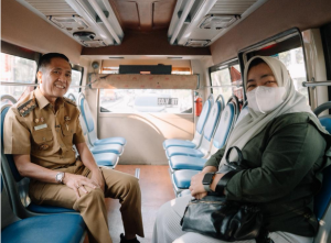 Lepas Mobil Dinas! Ratu Dewa Naik Teman Bus Demi Gerakan Nasional Kembali ke Angkutan Umum!