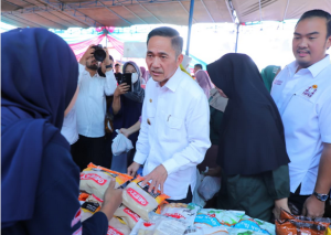 Harga Sembako Murah! Warga Serbu Pasar Murah Pemkot Palembang dan HIPMI