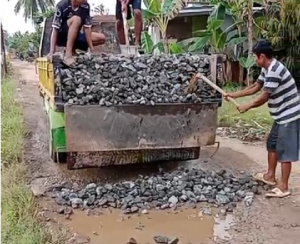 Lelah Menunggu Pemerintah, Warga Sungai Pinang Banyuasin Swadaya Perbaiki Jalan Rusak!