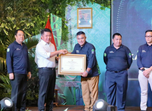 Wali Kota Palembang Ratu Dewa Sapu 3 Penghargaan Sekaligus di Hari Lingkungan Hidup Sumsel 2025!