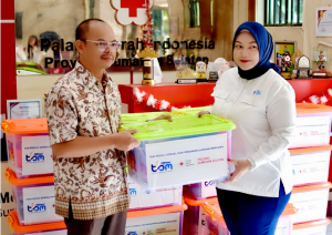 BAHAN POKOK AMAN! TSM Gandeng PMI Sumsel, 20 Paket ‘Penyelamat’ Family Kit Disalurkan Kilat Pasca Bencana!