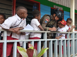 Satgas Damai Cartenz Gerakkan Literasi Papua! Ratusan Buku Dibagikan ke Pelajar Intan Jaya