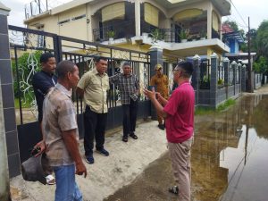 Lurah 8 Ulu Turun Tangan Atasi Banjir Lorong Tembesu, Warga Ungkap Kekesalan di Medsos
