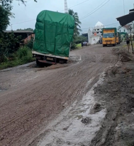 Kemacetan Parah di Muba! Jalan Rusak Buat Kendaraan Mengular Hingga Ratusan Meter