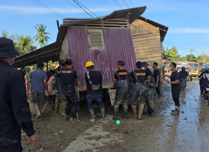 Rumah Terseret Banjir Melintang di Jalan Nasional, Brimob Turun Tangan!