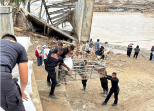 Aksi Kemanusiaan Brimob Polda Aceh, Logistik Diangkut Melintasi Sling Baja