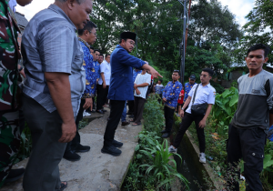 Jembatan Rusak di Silaberanti Ditinjau Langsung Prima Salam, Dibangun Permanen 2026