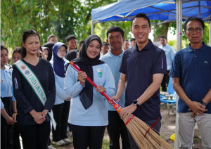 Aksi Nyata Gen Z! Pemuda OKI Turun ke Sungai Bersihkan Sampah Bersama Bupati