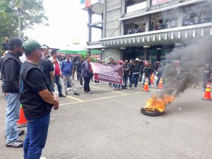 Dituding Tak Bayar Proyek Renovasi Rp200 Juta, Polsri Didemo Lima Ormas di Palembang