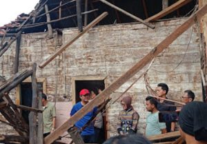 Angin Kencang Robohkan Rumah Warga Talang Jawa Selatan, Wabup Lahat Turun Langsung