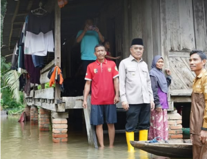 Naik Perahu Terobos Banjir! Wabup Ardani Turun Langsung ke Desa Kayu Ara