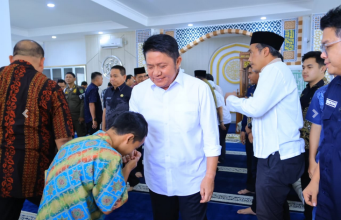 Gubernur Herman Deru Sholat Jumat di Masjid Al-Hayza, Perkuat Spiritualitas dan Kebersamaan ASN